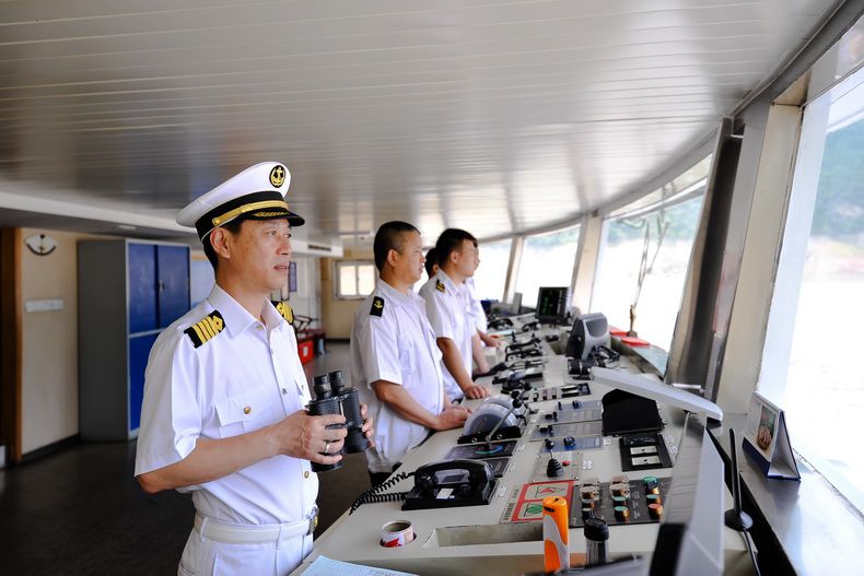长江贰号驾驶室_调整大小.JPG