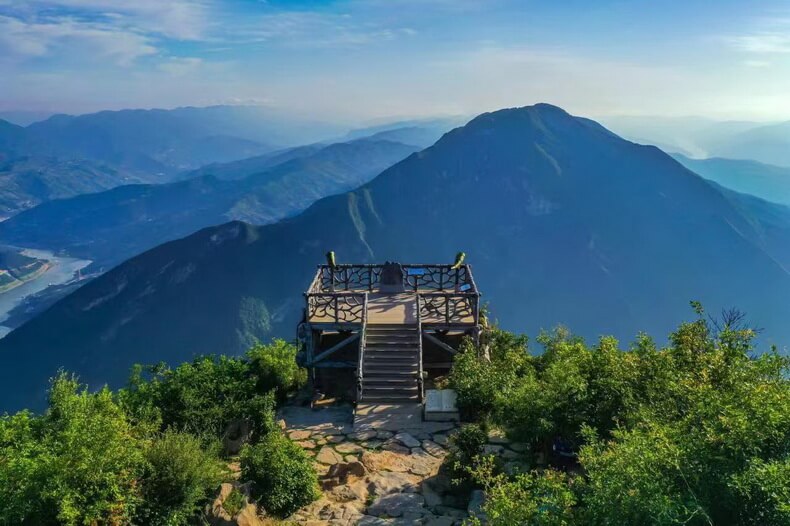 三峡之巅5_调整大小.jpg